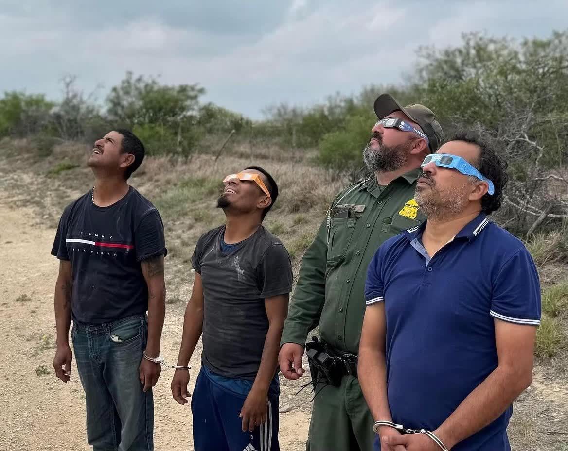 Fellas (who might_ve crossed the border without proper authorizations) watching the eclipse at the border.jpg